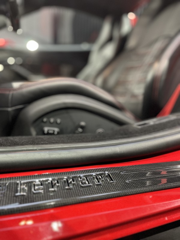 PROTÉGEZ VOTRE FERRARI DANS NOTRE CENTRE ESTHÉTIQUE À PAU À PROXIMITÉ DE TARBES, DAX, BIARRITZ ET ANDORRE