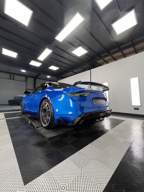 PROTÉGER SON ALPINE A110R AVEC NOTRE FILM DE PROTECTION XPEL DANS NOTRE CENTRE ESTHÉTIQUE SITUÉ À PAU, PROCHE DE DAX, BIARRITZ, TARBES