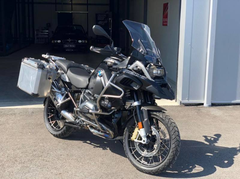 Protégez  votre moto BMW avec un film de protection XPEL et céramique à proximité de Pau et Biarritz.