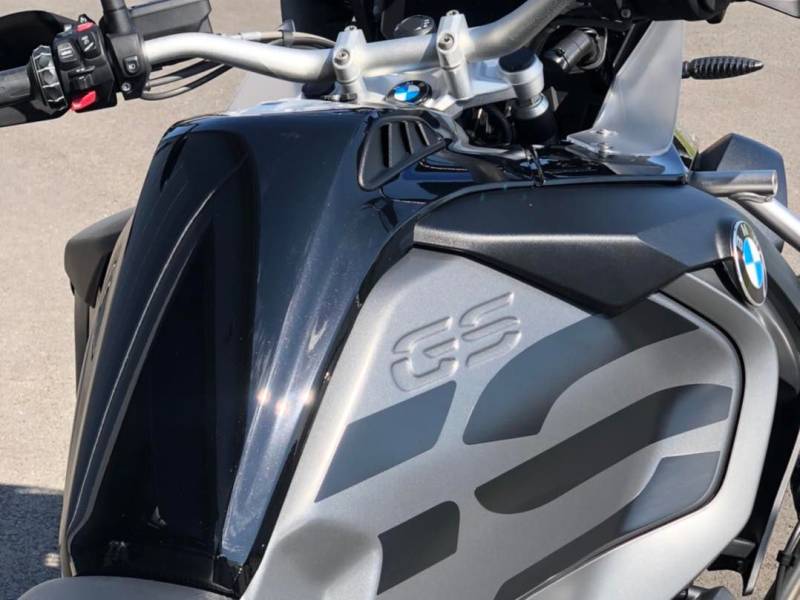 Protégez  votre moto BMW avec un film de protection XPEL et céramique à proximité de Pau et Biarritz.