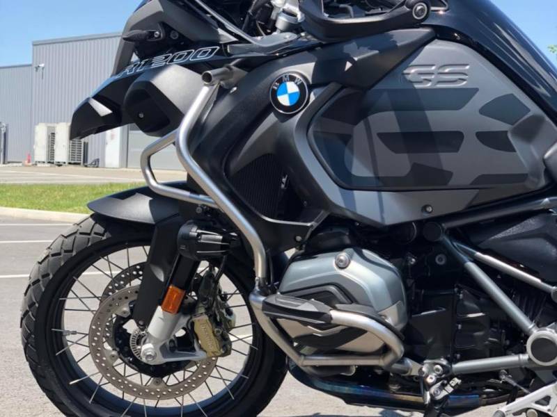 Protégez  votre moto BMW avec un film de protection XPEL et céramique à proximité de Pau et Biarritz.